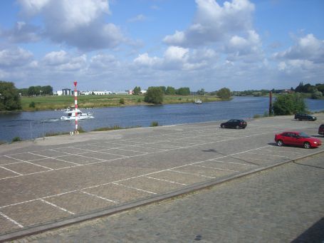 Venlo : Maaskade, Parkplätze an der Maas